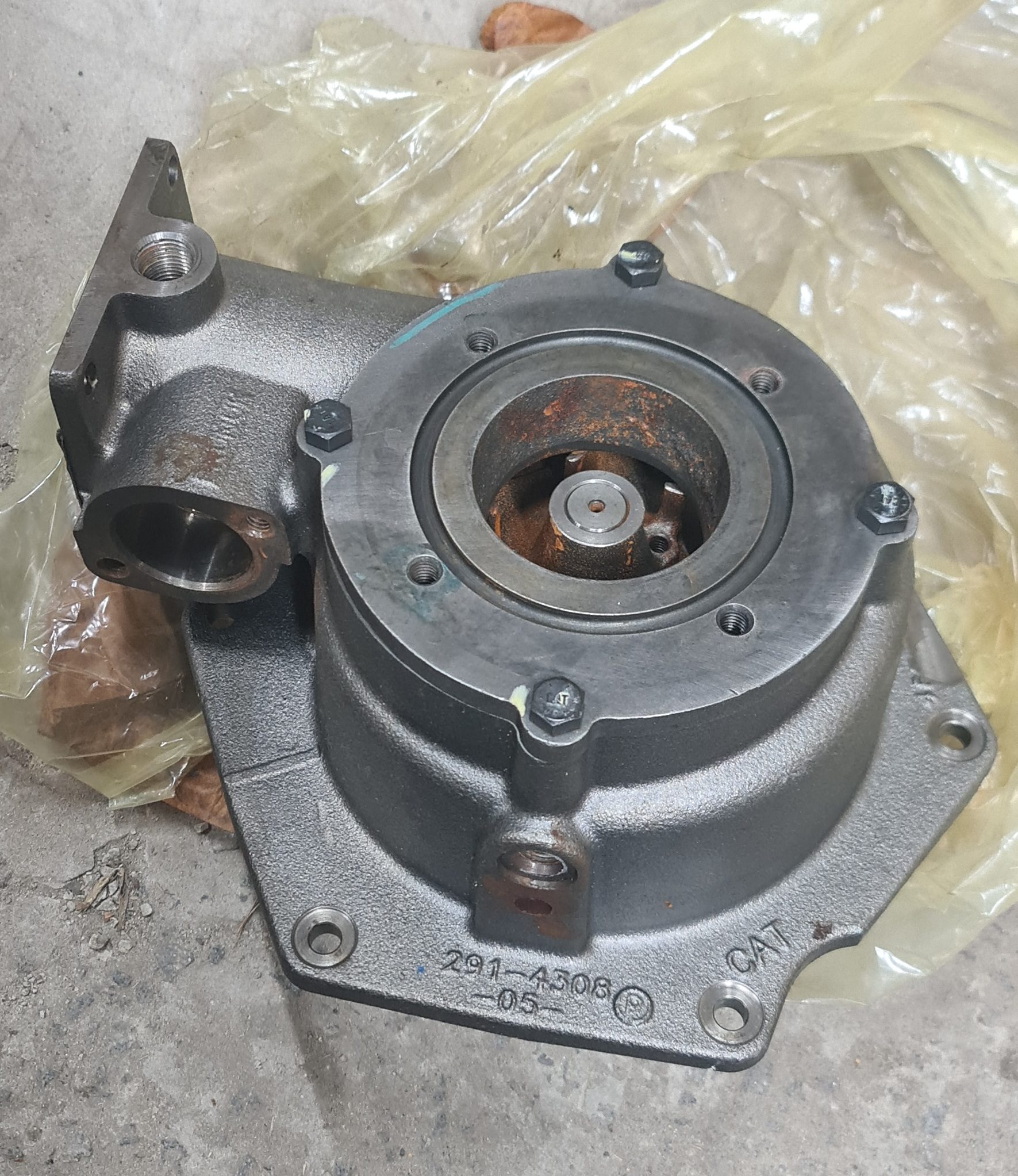 10R1673 Водяний насос двигуна 3512 новий - Фото 1 10R1673 Водяний насос двигуна 3512 новий