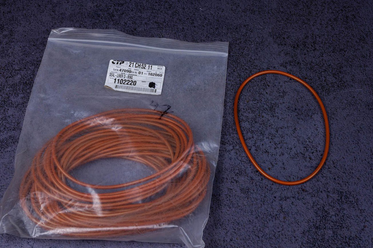 1102220, 3E6772 Сальник гільзи блоку циліндрів для техніки Caterpillar - Фото 1 1102220, 3E6772 Сальник гільзи блоку циліндрів для техніки Caterpillar