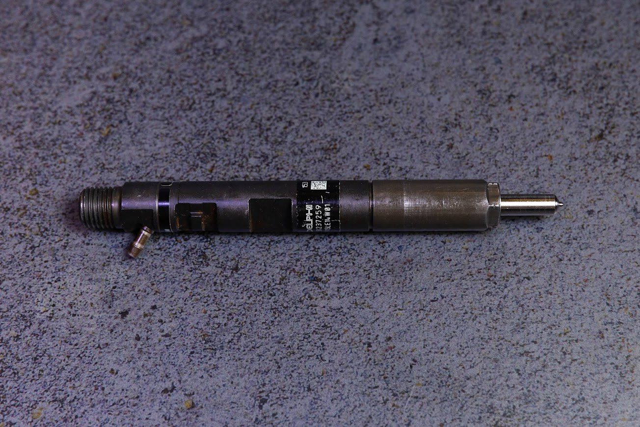 166000897R Електромагнітний CR інжектор / форсунка DACIA DUSTER, DUSTER/SUV, LOGAN, LOGAN EXPRESS, LOGAN MCV, SANDERO; RENAULT CLIO III, CLIO III/HATCHBACK, FLUENCE, KANGOO BE BOP, KANGOO EXPRESS K9K608-K9K894 - Фото 1 166000897R Електромагнітний CR інжектор / форсунка DACIA DUSTER, DUSTER/SUV, LOGAN, LOGAN EXPRESS, LOGAN MCV, SANDERO; RENAULT CLIO III, CLIO III/HATCHBACK, FLUENCE, KANGOO BE BOP, KANGOO EXPRESS K9K608-K9K894